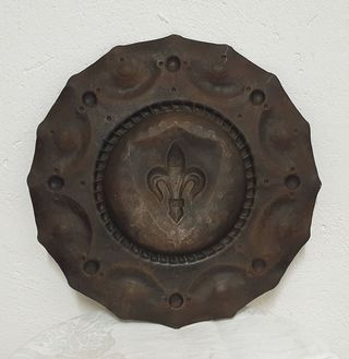 piatto d’epoca in ferro battuto a rilievo antico