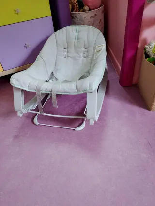 Trona de bebé rosa y hamaca gris