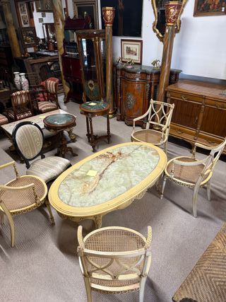 Conjunto Mesa ovalada estilo Luis XVI y 4 sillas.