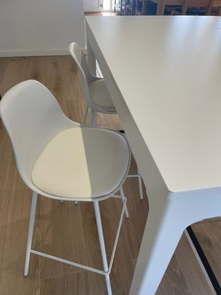 4 taburetes y de regalo la mesa alta