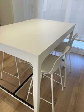 4 taburetes y de regalo la mesa alta