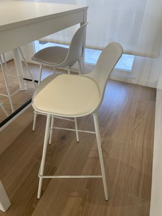 4 taburetes y de regalo la mesa alta