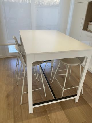 4 taburetes y de regalo la mesa alta