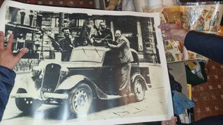 Poster storico partigiani su auto d’epoca – 1945