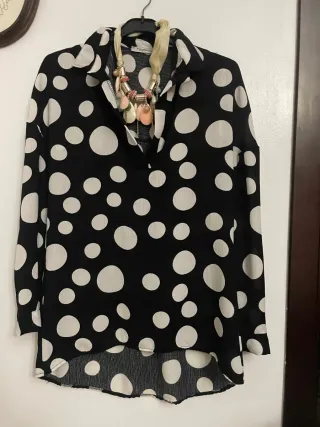 Blusa lunares blanco y negro