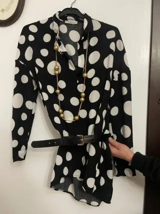Blusa lunares blanco y negro