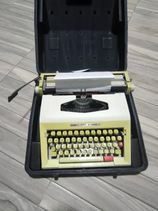 Maquina de escribir antigua
