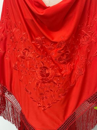 Mantón de flamenco rojo con bordado mismo tono