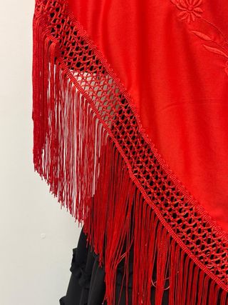 Mantón de flamenco rojo con bordado mismo tono