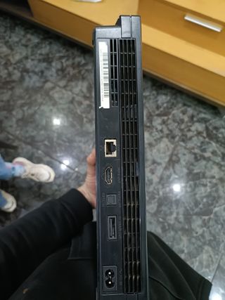 PLAYSTATION 3 CON POCO USO, mando y cables