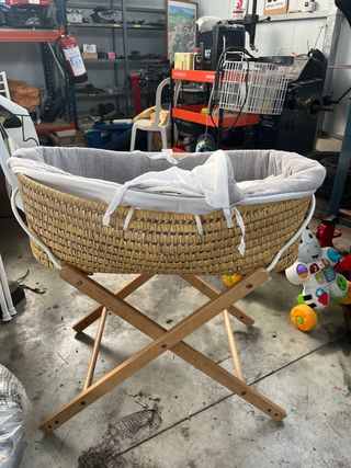 Moisés de mimbre con soporte de madera