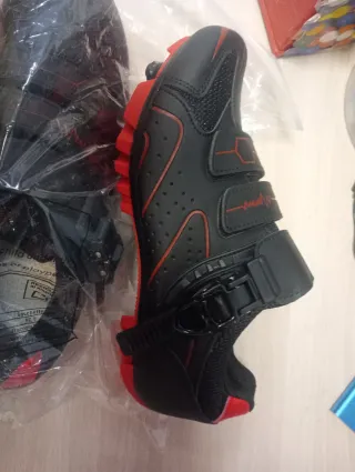 Zapatillas Ciclismo Negras y Rojas