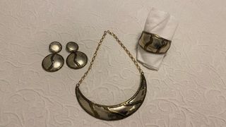 Set di gioielli: collana, orecchini e bracciale