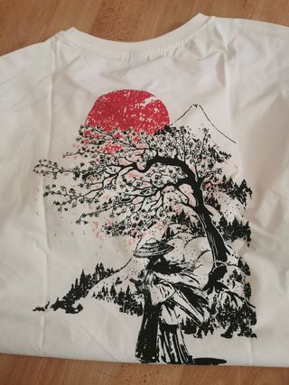 camiseta oriental blanca con dibujo