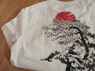 camiseta oriental blanca con dibujo