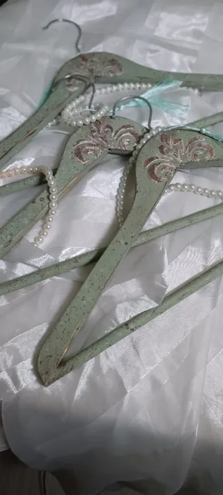 Perchas de madera Restauradas. Regalos. Comuniones