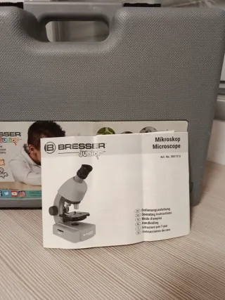 Microscopio Bresser Junior con accesorios y estuch