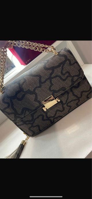 Bolso de mano con cadena y detalle de oso