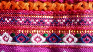 Cubre cama o sofá tejido morado y rojo
