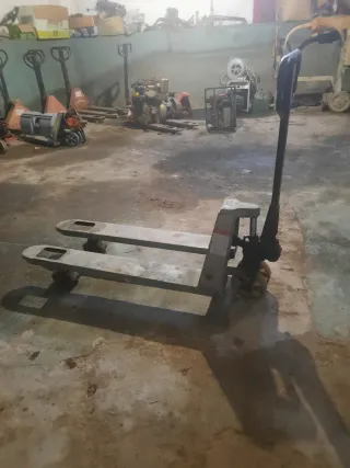 Transpaleta manual 2500 kg