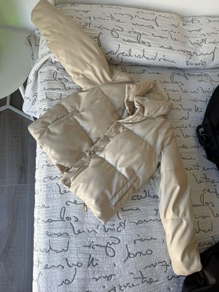 Chaqueta acolchada efecto piel beige