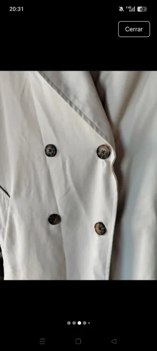 Gabardina Stradivarius crema