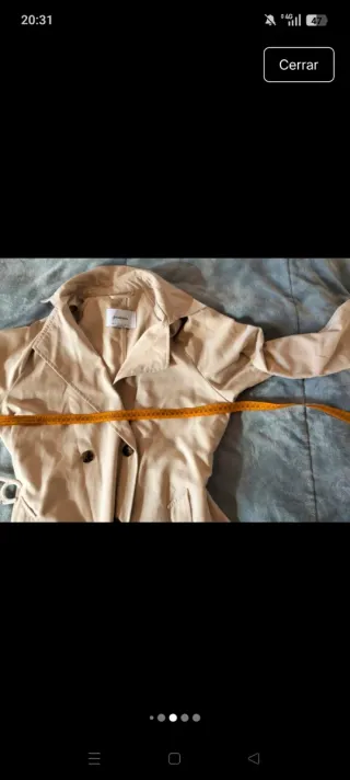 Gabardina Stradivarius crema