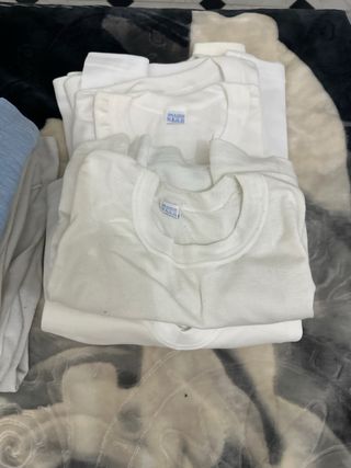 Lote de 12 camisetas interiores.