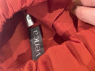 Blusa sin mangas romántica teja