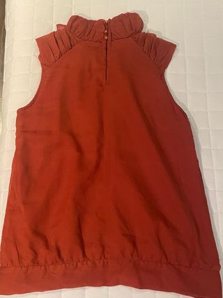 Blusa sin mangas romántica teja