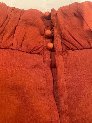 Blusa sin mangas romántica teja