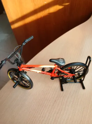 Maqueta miniatura BMX Naranja (JUGUETE)