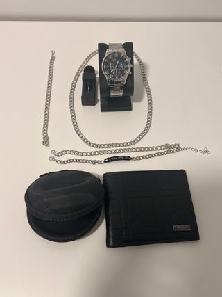 Reloj plateado con cadena y cartera