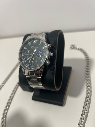Reloj plateado con cadena y cartera