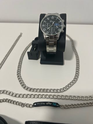 Reloj plateado con cadena y cartera