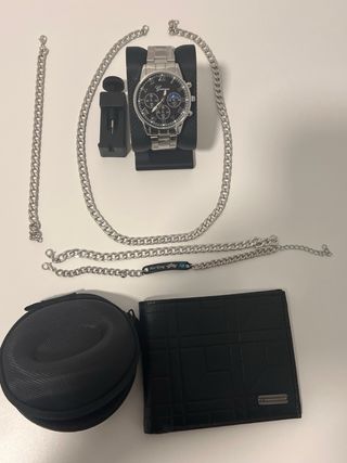 Reloj plateado con cadena y cartera