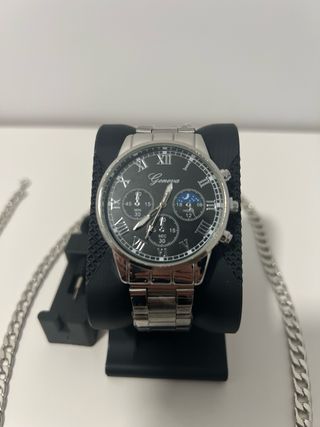 Reloj plateado con cadena y cartera