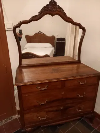 Cómoda antigua con espejo