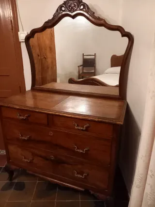 Cómoda antigua con espejo