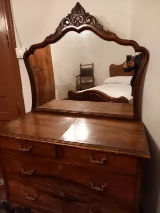 Cómoda antigua con espejo