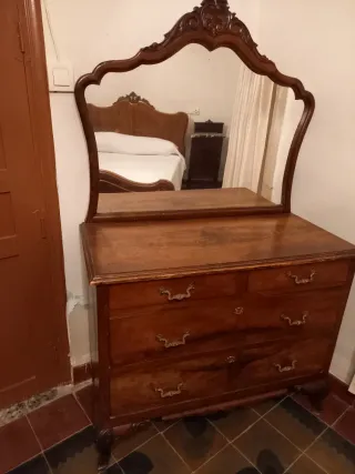 Cómoda antigua con espejo