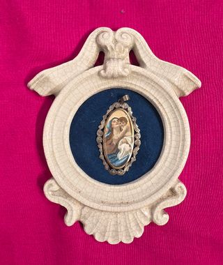 Rosario antico con scatola e oggetti religiosi