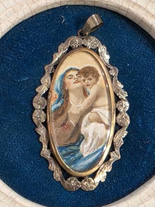 Rosario antico con scatola e oggetti religiosi