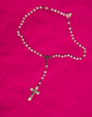 Rosario antico con scatola e oggetti religiosi