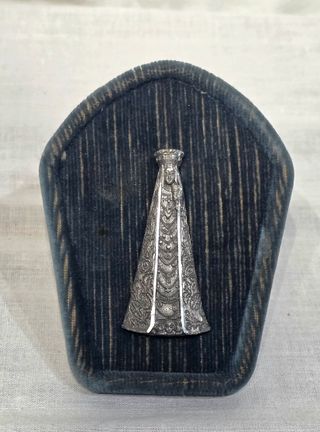 Rosario antico con scatola e oggetti religiosi