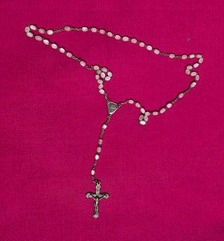 Rosario antico con scatola e oggetti religiosi