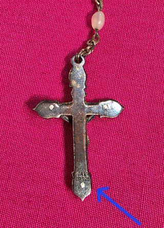 Rosario antico con scatola e oggetti religiosi