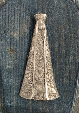 Rosario antico con scatola e oggetti religiosi