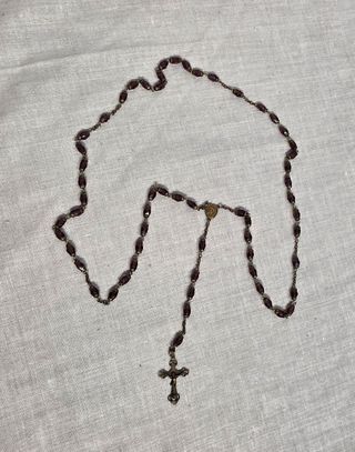 Rosario antico con scatola e oggetti religiosi