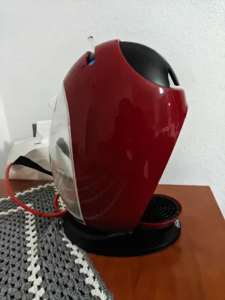 Cafetera de cápsulas Dolce Gusto. Color rojo.